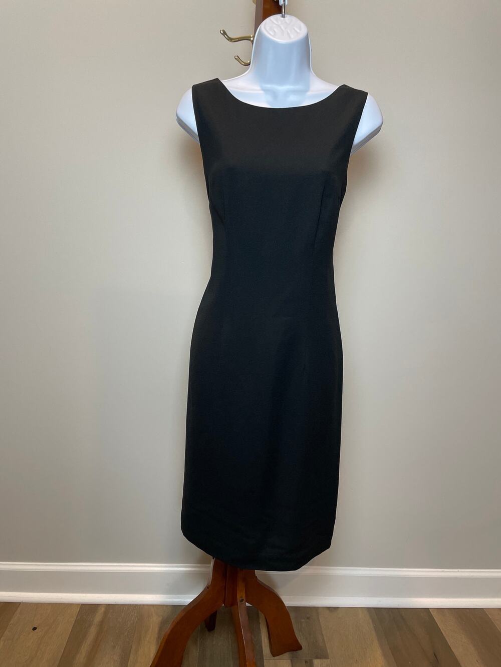 Susan Bennett V Back Sleeveless Sheath Dress 10